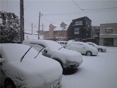 除雪作業って、お湯かけるだけじゃいかんのか？