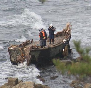 佐渡漂着の木造船に５遺体　船体にハングル