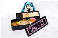 ミクといっしょに食べたい！　オリジナル弁当箱と箸が付いてくる“初音千本桜弁当”の予約受付がファミリーマートで開始