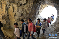 【中国】断崖絶壁の通学路を通って学ぶ子どもたち、40年間、校長先生が毎日付き添い…遅刻や欠席はほとんどなく、成績も地域トップクラス