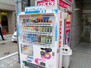 自販機で100円入れたらコカ・コーラ二本出てきたった