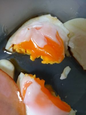 ワイ氏、目玉焼きを完璧な固さで作る