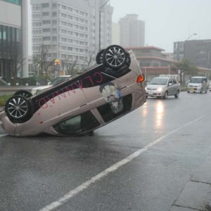 暴風に煽られCLANNADの痛車横転　沖縄・那覇市おもろまち