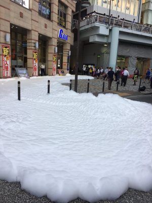 【速報】海老名駅前、泡まみれ