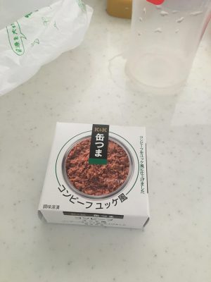 自分へのご褒美に缶つまコンビーフユッケ風買ってきたンゴ