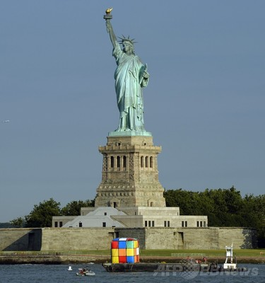 【国際】NYに「巨大ルービックキューブ」、発明者の誕生日と発売40周年祝う
