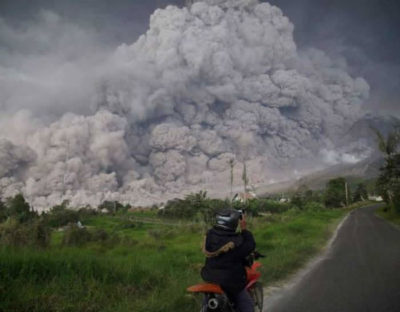 彡(^)(^)「火山噴火してるやんけ！撮ったろ！！」ﾊﾟｼｬｰ