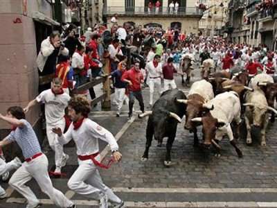 【国際】スペインの伝統祭り“牛追い祭り”が動物虐待と指摘　結果“玉追い祭り”に変更で台無しに