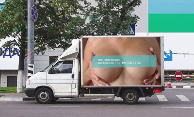 【海外】女性の胸のポスターを貼った宣伝トラックのせいで、1日に517件の交通事故が発生！