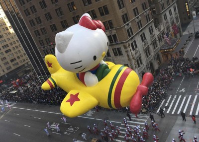 【米国】キティちゃんN．Y．を飛ぶ　メイシーズのパレード