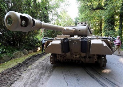 【ドイツ】地下室にパンサー戦車、８８ミリ砲、Ｖ－１ミサイル…ナチスの亡霊か兵器マニアか